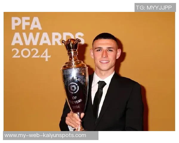 帕尔默荣获PFA年度最佳球员奖杯照片曝光引发热议 帕尔默荣获PFA年度最佳球员奖杯照片曝光引发热议