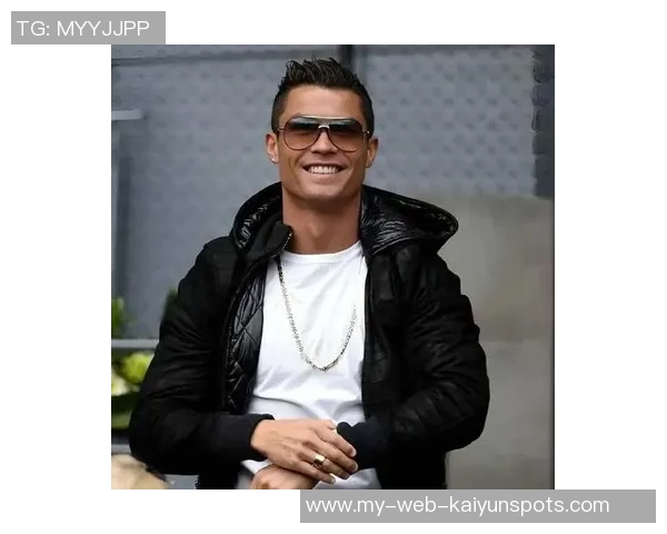 C罗社交媒体分享回归葡萄牙国家队照片帅气戴墨镜引发球迷热议 C罗社交媒体分享回归葡萄牙国家队照片帅气戴墨镜引发球迷热议