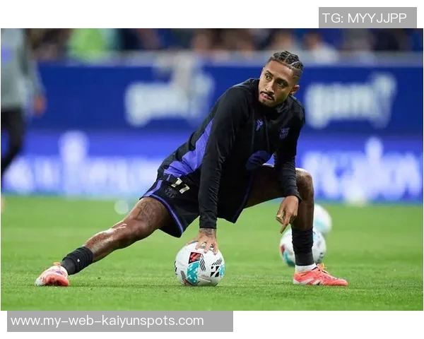 拉菲尼亚缺席巴萨训练状态成疑国家德比出战前景不明