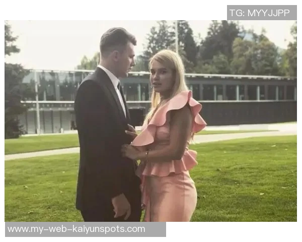 维尼修斯与女友甜蜜互动内马尔点赞称赞这个男孩深深爱着她