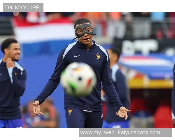 姆巴佩争抢中意外倒地主动示意换人球迷心忧望无大碍 姆巴佩争抢中意外倒地主动示意换人球迷心忧望无大碍