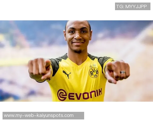 拜仁慕尼黑发布法兰克福战前海报戴维斯莱默尔堂安律齐亮相